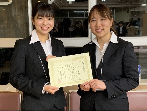 日本家政学会主催卒業論文発表会での荻野さんと田中さん