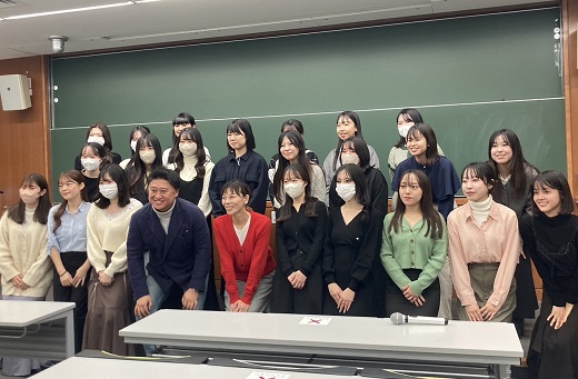 女子大学生集合写真 女子大生が考えるクリスマス商戦のPR方法を提案 藤巻百貨店×3女子大学協働プロジェクト | 大妻女子大学