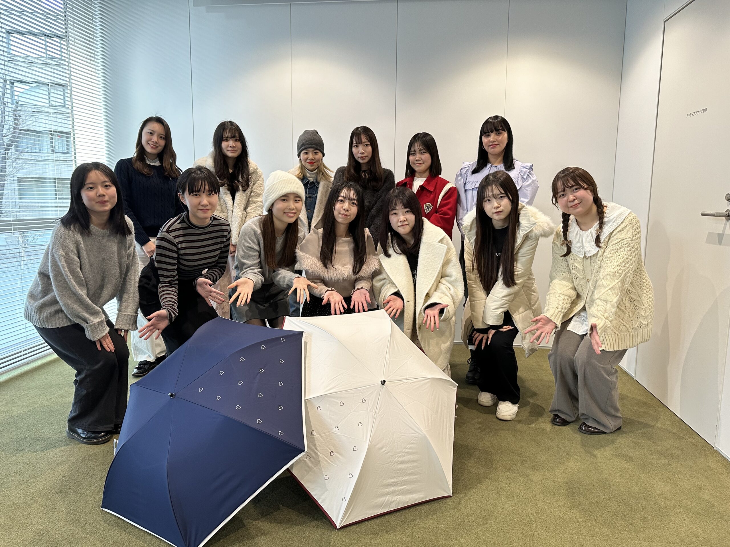女子大学　集合写真 m_r tokyo（マール トウキョウ）」が東レ株式会社とコラボし日傘を共同開発 被服学科・吉井ゼミ | 大妻女子大学