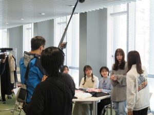 ゼミ生取材様子① サムネイル