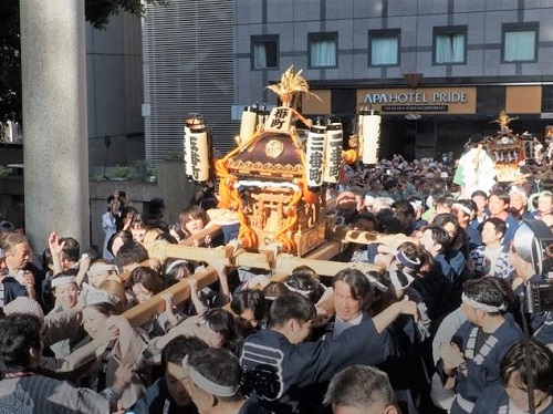 日枝神社「山王祭」で留学生ら神輿担ぎ 江戸の伝統を体験 | 大妻女子大学