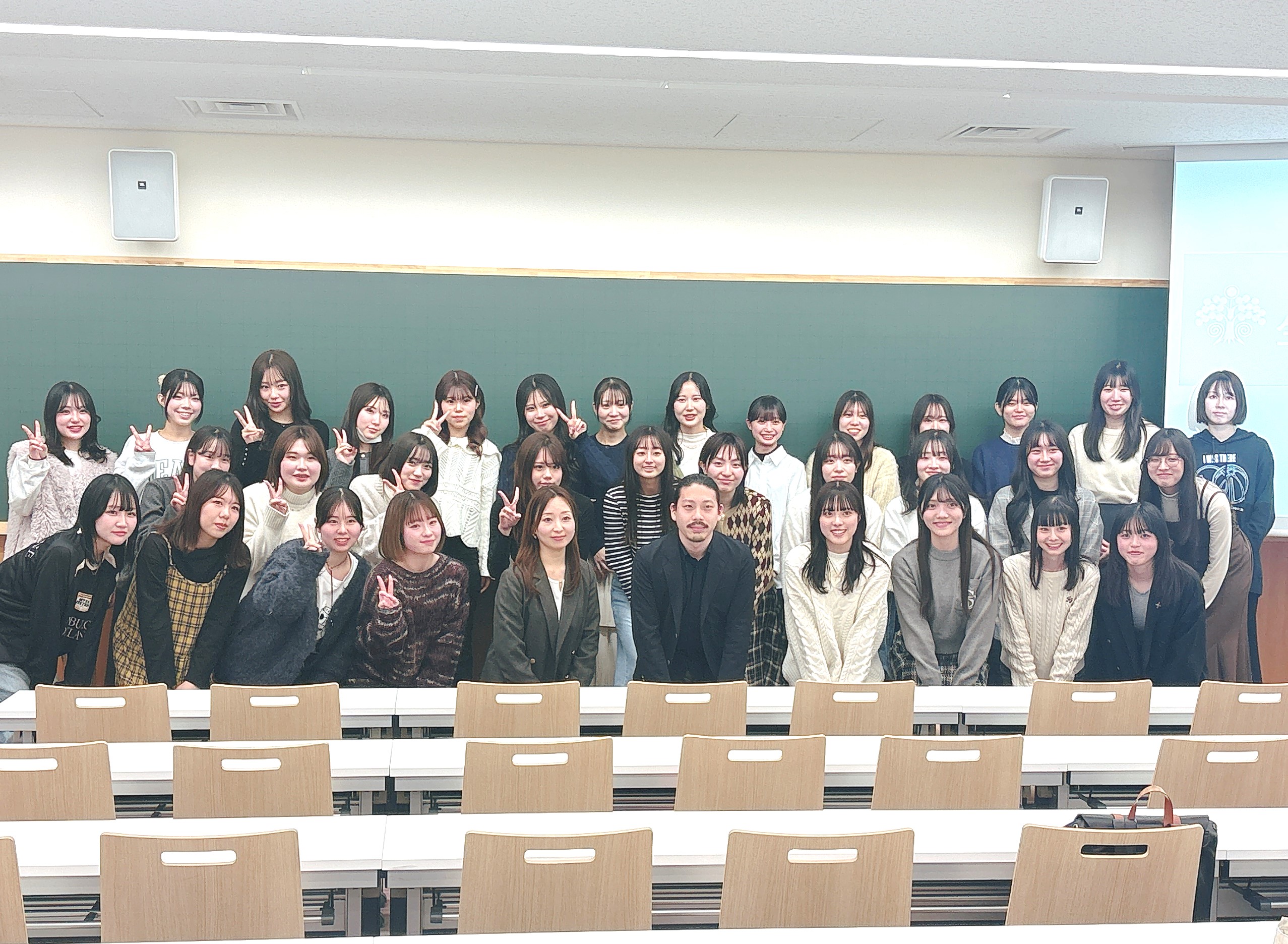 女子大学校集合写真 フェムケア市場とアロマ・ハーブの可能性を考える」生活の木×3女子大学協働産学連携プロジェクト第2弾 | 大妻女子大学